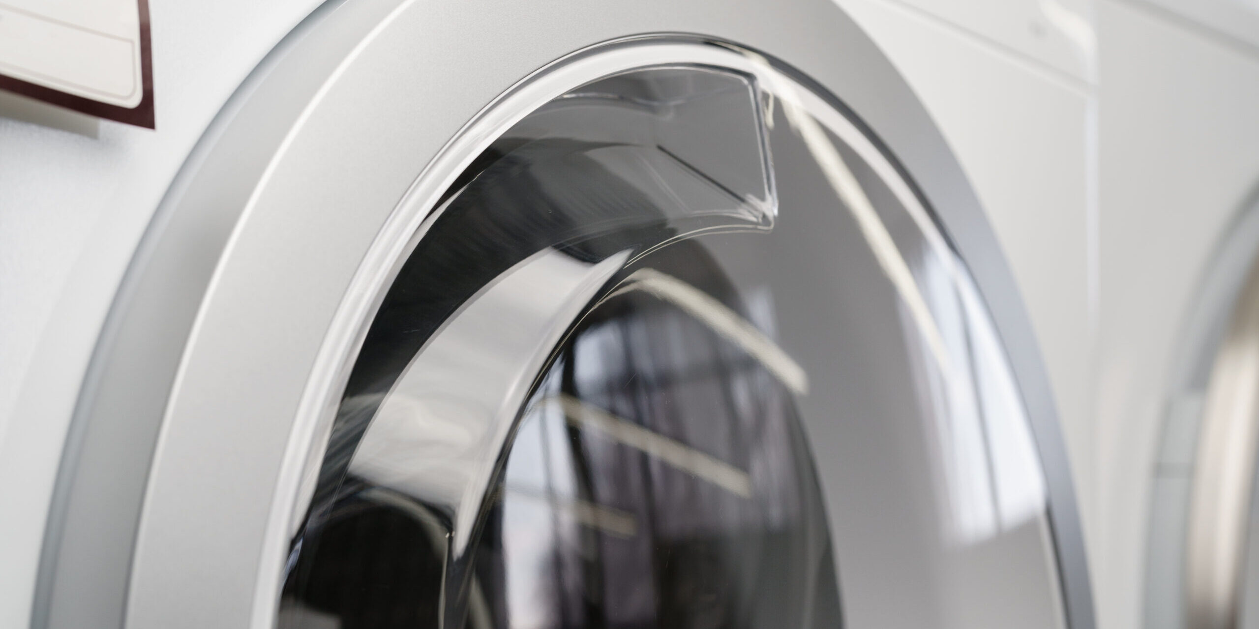 New washing machine in a home appliances store SASPI Y LA INDUSTRIA DE LOS ELECTRODOMÉSTICOS maquina-roscadora