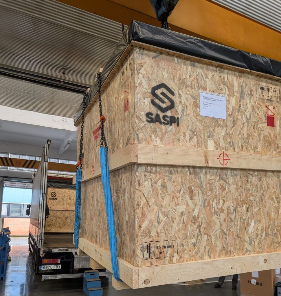 Caja de madera de Saspi con recambios y piezas originales lista para su envío